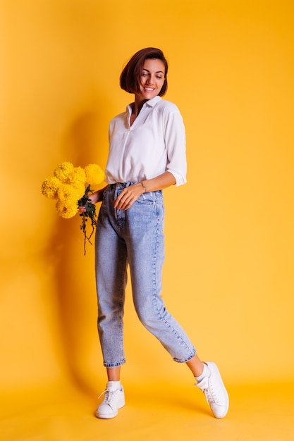 blusa blanca con pantalon de mezclilla