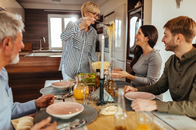 Foto De Una Familia Comiendo Juntos En Casa Foto Premium