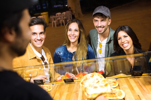 Foto De Grupo De Amigos Jóvenes Atractivos Eligiendo Y Comprando Diferentes Tipos De Comida 8488