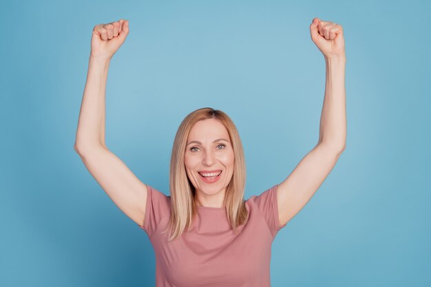 Foto De Mujer Emocionada Feliz Sonrisa Positiva Regocijarse Ganar Victoria Afortunado Xito