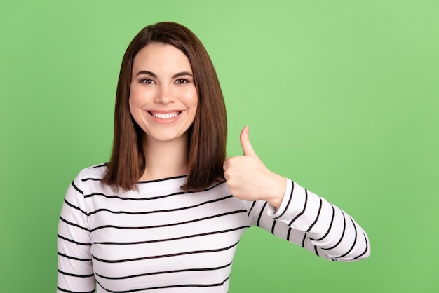 Foto De Mujer Joven Alegre Que Muestra El Pulgar Hacia Arriba Como Anunciar Un Gran Ideal