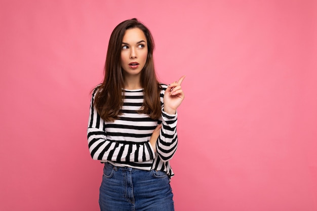 Foto De Mujer Morena Atractiva Pensativa Feliz Positiva Joven Con