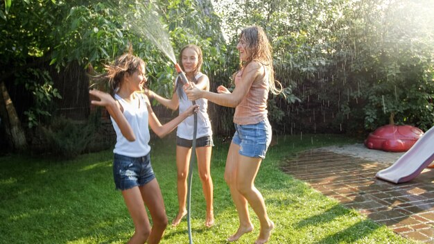 Foto De Niñas Alegres Felices En Ropa Mojada Bailando Y Saltando Bajo