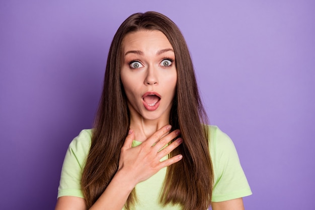 Foto Retrato De Mujer Sorprendida Con La Boca Abierta Tocando El Pecho Con La Mano Aislada Sobre