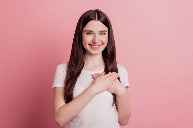 Foto Retrato De Ni A Sonriente Agradecida Agradecida Manteniendo Las Manos En El Pecho Aislado