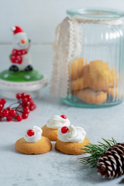 Foto vertical de galletas cremosas sobre superficie gris. | Foto Gratis