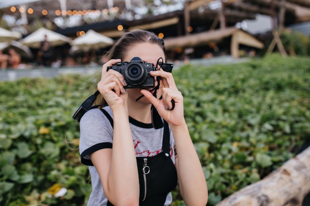 Fotógrafa Trabajando En El Parque En La Mañana De Verano. Tiro Al Aire ...