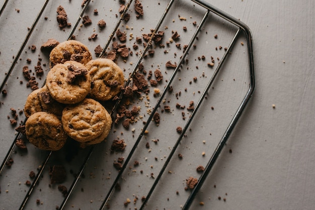 Fotografía cenital de la rejilla para hornear con deliciosas galletas