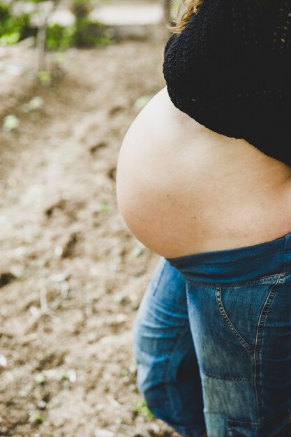 Fotos Del Vientre De Las Mujeres Embarazadas En La Naturaleza Foto Premium