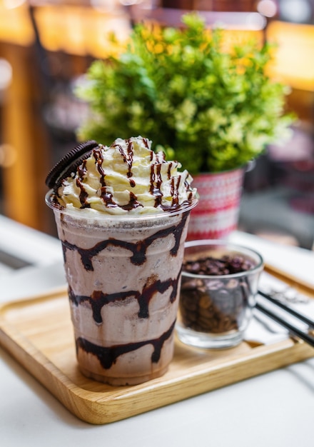 Frappe de chocolate con crema batida | Foto Premium