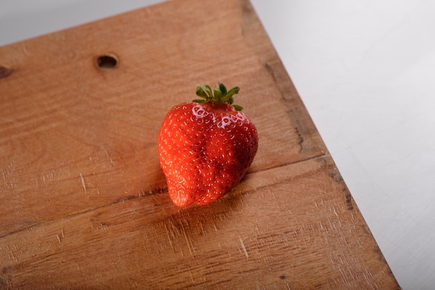 Fresas Organicas Frescas En Una Tabla De Madera Entrega De Productos Naturales Envases Elaborados Con Fresas Organicas Foto Premium