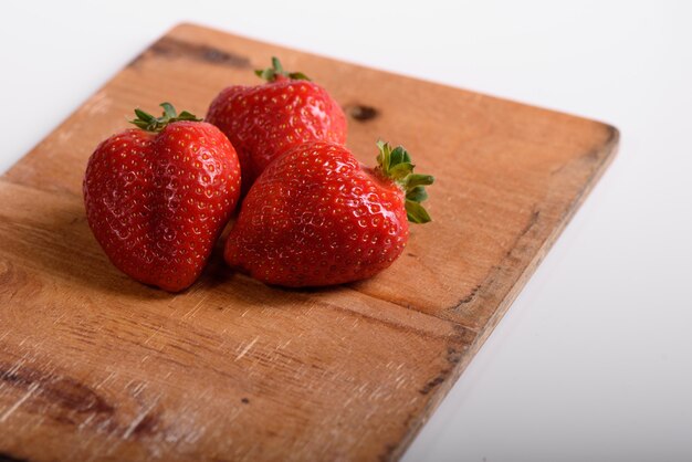 Fresas Organicas Frescas En Una Tabla De Madera Entrega De Productos Naturales Envases Elaborados Con Fresas Organicas Foto Premium