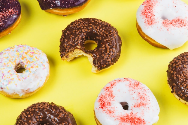 Frescas Y Deliciosas Rosquillas De Chocolate Con Mordedura De Boca Foto Gratis