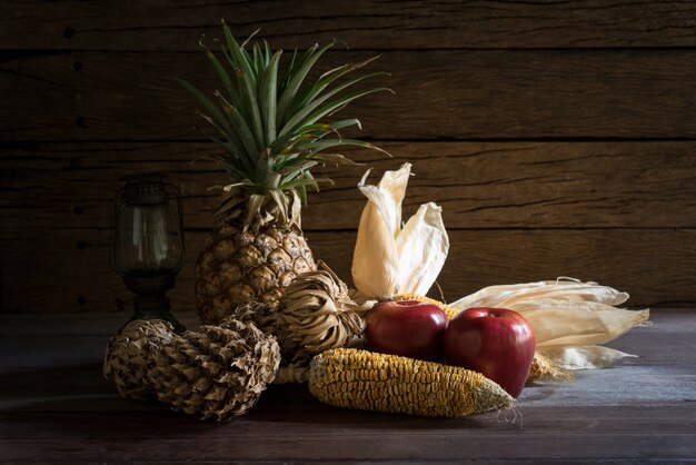 Frutas Secas De La Naturaleza Muerta Con La Lampara Foto Gratis