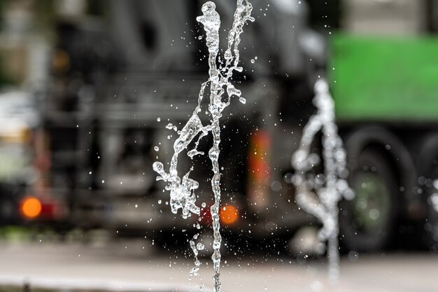 Fuente De Agua Salpica En Calle Desenfocada Foto Premium