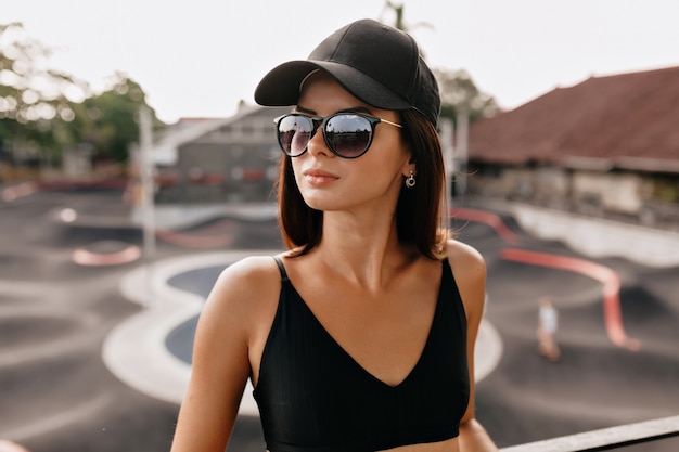 Fuera De Cerca Retrato De Mujer Bonita Con Estilo En Gorra De Verano Y Gafas Posando