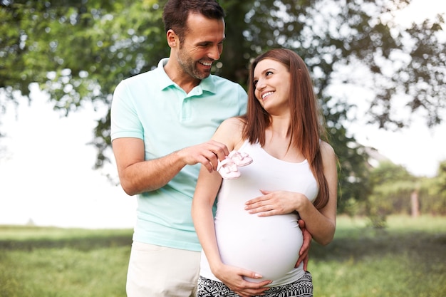 Futuros Padres Preparándose Para El Nacimiento De Un Bebé | Foto Gratis