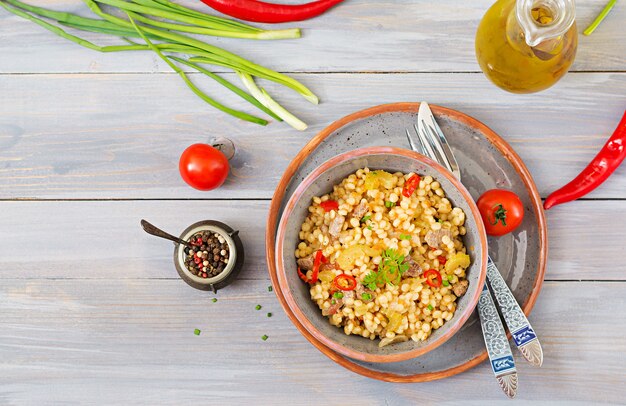 Gachas de avena del cuscús turco con carne de res y ...