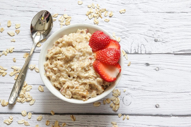 Gachas De Avena Con Fresas Frescas Sobre Un Fondo De Madera Bayas Rojas