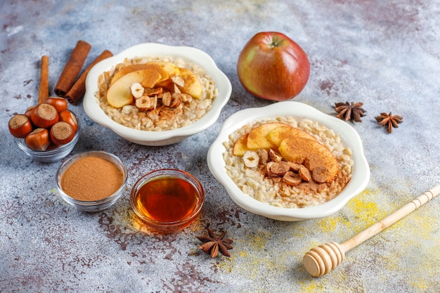 Gachas De Avena Con Manzanas Y Canela Foto Gratis