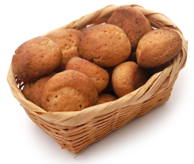 Galletas caseras en una canasta sobre fondo blanco. | Foto Premium