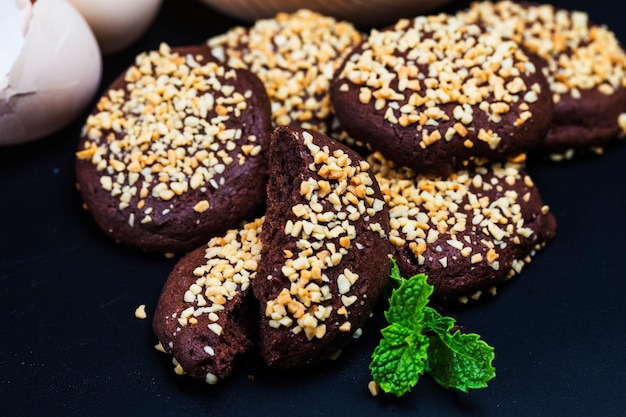 Galletas de chocolate con maní | Foto Premium