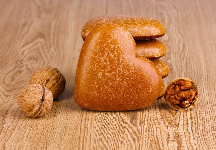 galletas-en-forma-de-coraz-n-en-pila-con-fondo-de-madera-de-nueces