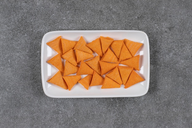 Galletas en forma de triángulo en un plato blanco. | Foto Gratis