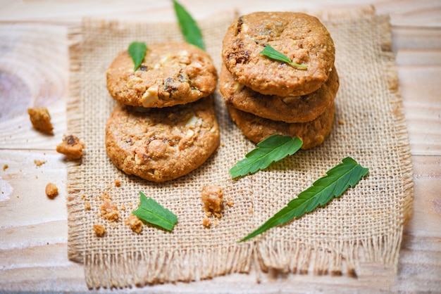 Galletas Con Hoja De Cannabis Hierba De Marihuana En Saco Merienda De Madera De Alimentos De Cannabis Para La Salud Foto Premium