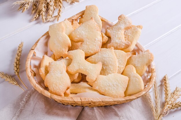 Galletas De Mantequilla Espolvoreadas Con Azúcar En Una Canasta De Mimbre Sobre Un Fondo De 6688