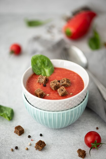 Gazpacho De Sopa Fr A De Tomate Con Espinacas Y Crutones De Centeno En