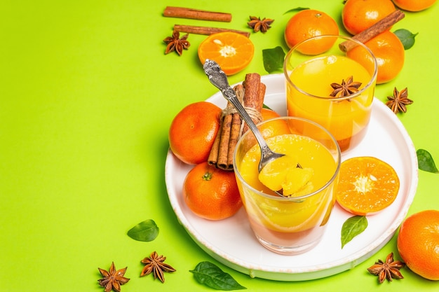 Gelatina De Frutas Dulces De Naranjas Y Mandarinas Frescas Foto Premium