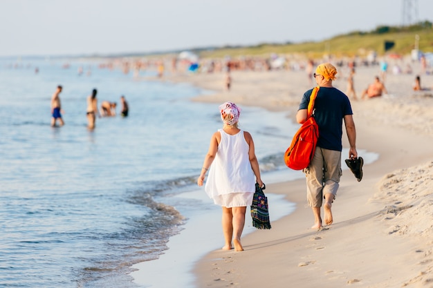 Gente Caminando Por La Playa Cerca Del Mar En Verano Foto Premium 