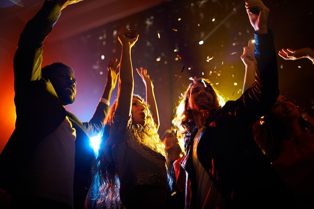Gente Emocionada Bailando En Concierto En Discoteca Foto Premium