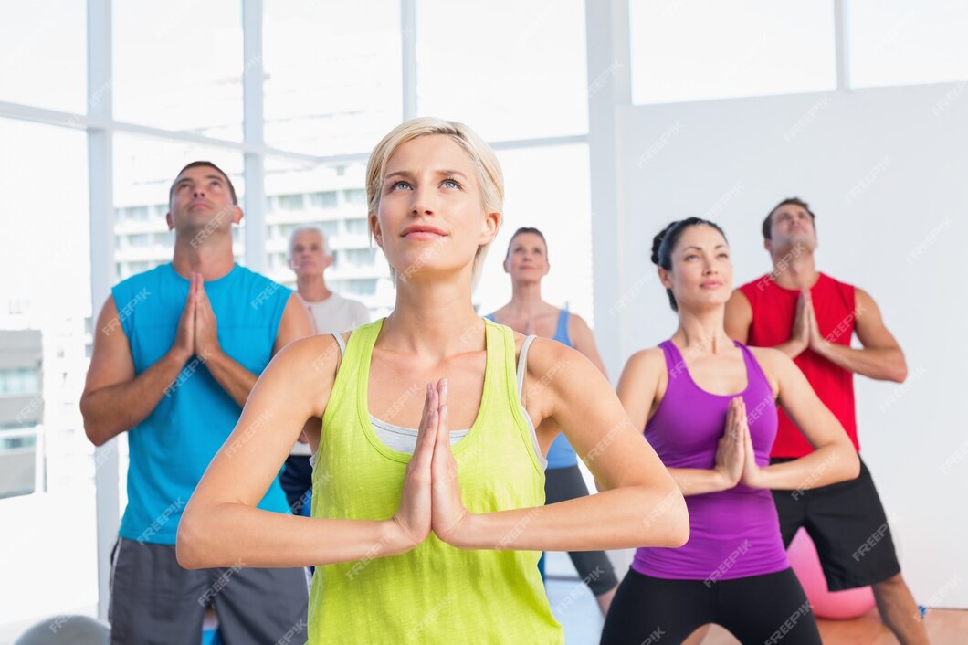 Gente Meditando En El Gimnasio Foto Premium 