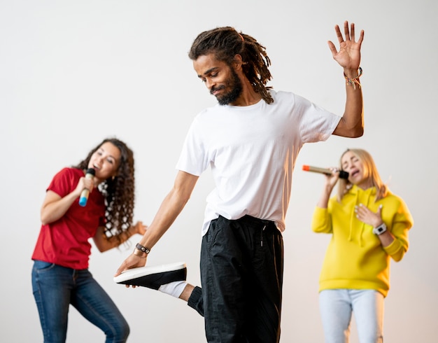 Gente Multirracial Cantando Y Bailando Juntos Foto Gratis