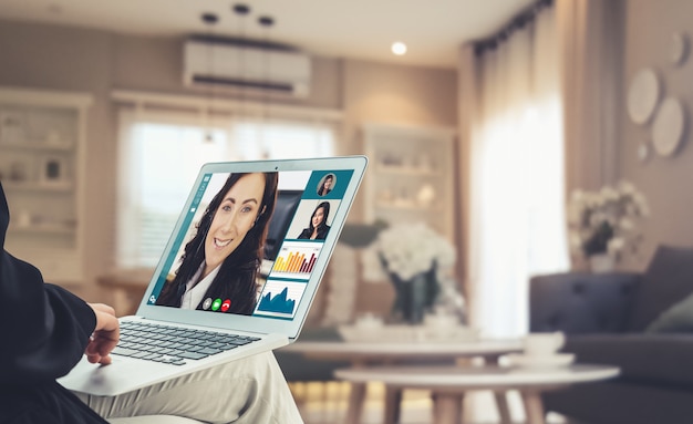 Gente de negocios de videollamada reunida en un lugar de trabajo virtual u oficina remota Foto Premium 