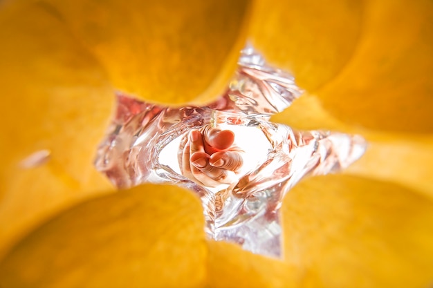 El Gesto De La Mano Esta A Punto De Recoger Pedazos De Papas Fritas En La Bolsa Foto Premium