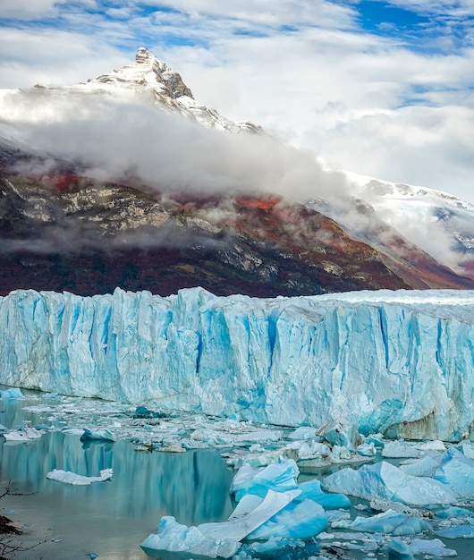 El Glaciar Perito Moreno Iceberg Reflejo En El Lago Argentino Provincia De Santa Cruz Argentina Andes Foto Premium