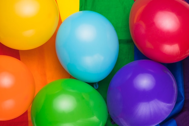 Globos De Colores En La Bandera Del Arco Iris Foto Gratis