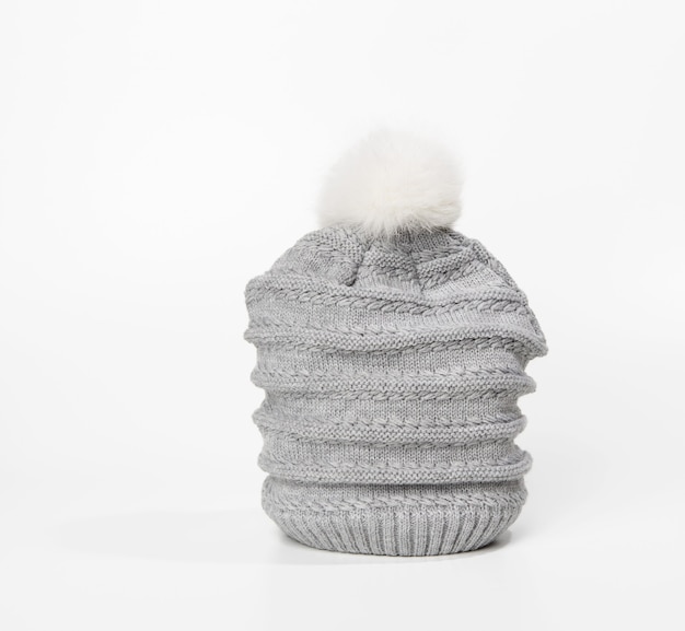 Gorro De Punto Gris Con Pomp N Sobre Superficie Blanca Ropa Abrigada Y