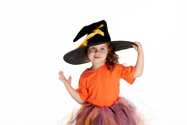 Graciosa niña en traje de bruja para halloween en blanco Foto Premium