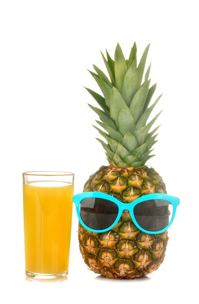 Una gran fruta de piña madura fresca en gafas de sol con jugo de piña