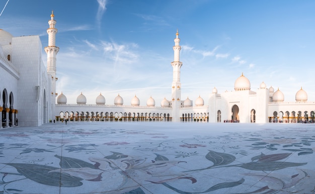 Gran Mezquita De Abu Dhabi Por La Noche Durante La Puesta De Sol