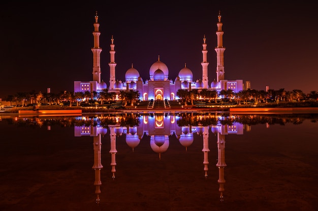 Gran Mezquita De Abu Dhabi Por La Noche Vista Panor Mica Del Exterior