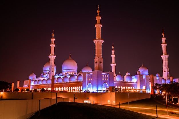 Gran Mezquita De Abu Dhabi Por La Noche Vista Panor Mica Del Exterior