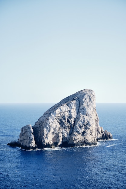 Gran Roca En Medio Del Mar Con Un Cielo Azul Foto Gratis