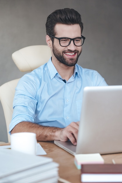 Gran Solucion Primer Plano Alegre Joven Guapo Con Gafas Trabajando En