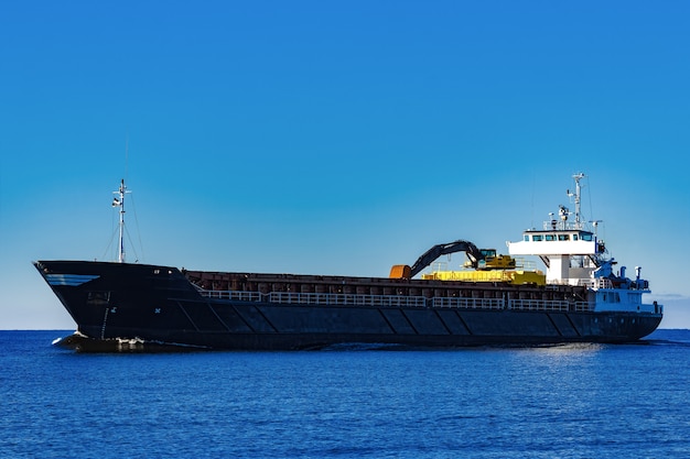 Granelero De Vela Negra Buque De Carga Con Excavadora De Largo Alcance