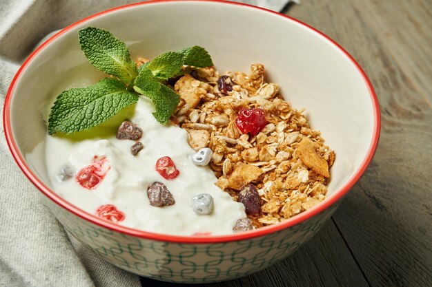 Granola Con Yogur Griego Y Bayas En Un Recipiente Con Tela De Lino